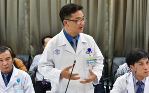 TS.BS Lê Quốc Hùng, Trưởng khoa Bệnh Nhiệt đới, Bệnh viện Chợ Rẫy, TP.HCM - người trực tiếp điều trị thành công cho hai cha con người Trung Quốc mắc Covid-19.