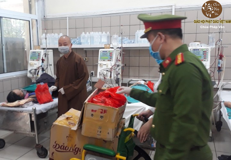 Thượng tọa Thích Thanh Huân cùng cán bộ cơ quan công an phường Phương Mai - quận Đống Đa trao quà tới bệnh nhân đang điều trị tại bệnh viện Bạch Mai
